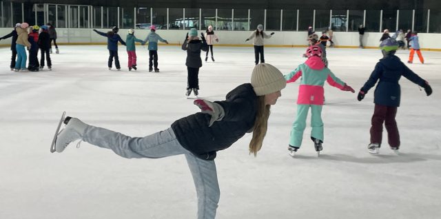 Mädchen der Klassen 5bde auf dem Eis der Eisarena Nürnberg